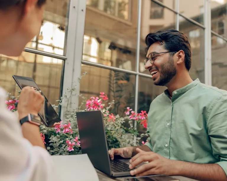 carousel-smiling-man-laptop-courtyard-meeting