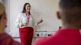 Tutor giving tips on IELTS reading