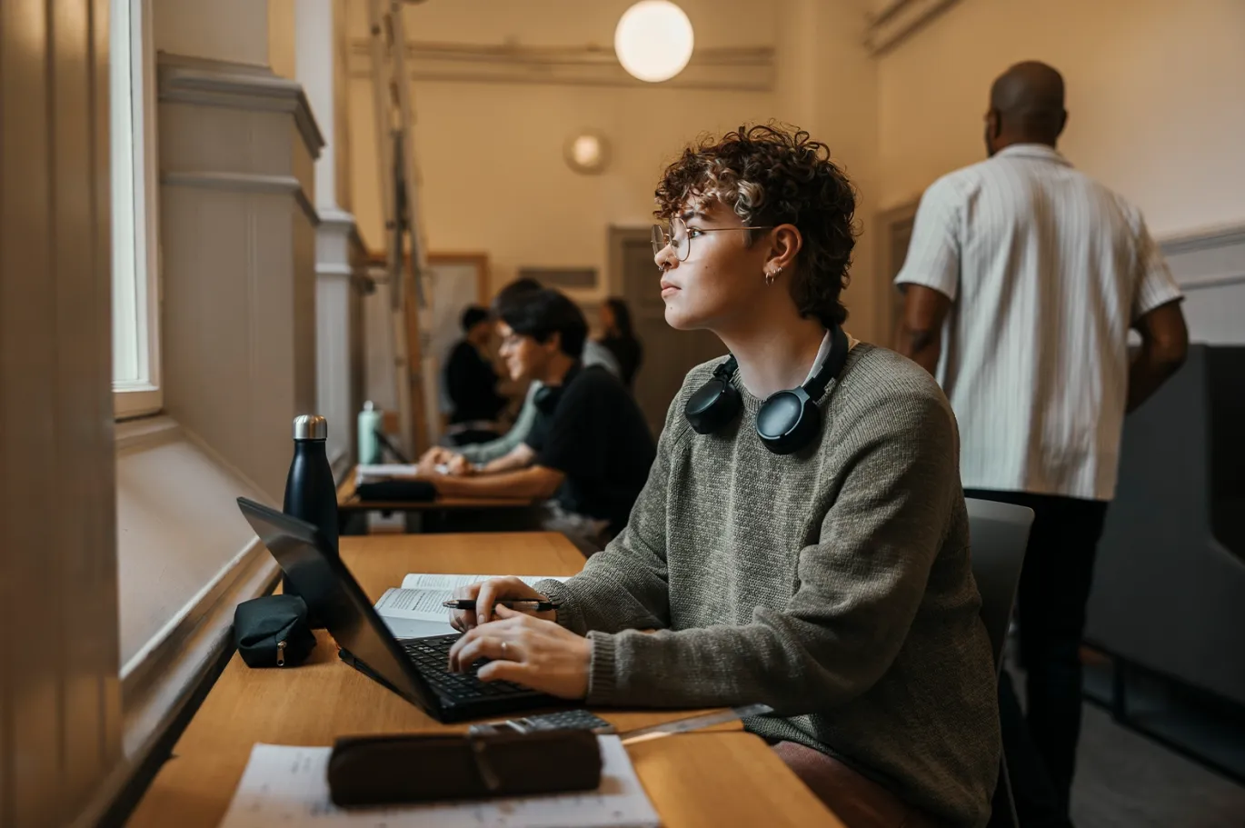 Student practicing for the IELTS reading test while studying on a computer.